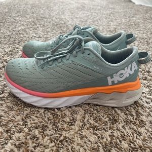 Hoka Arahi 4